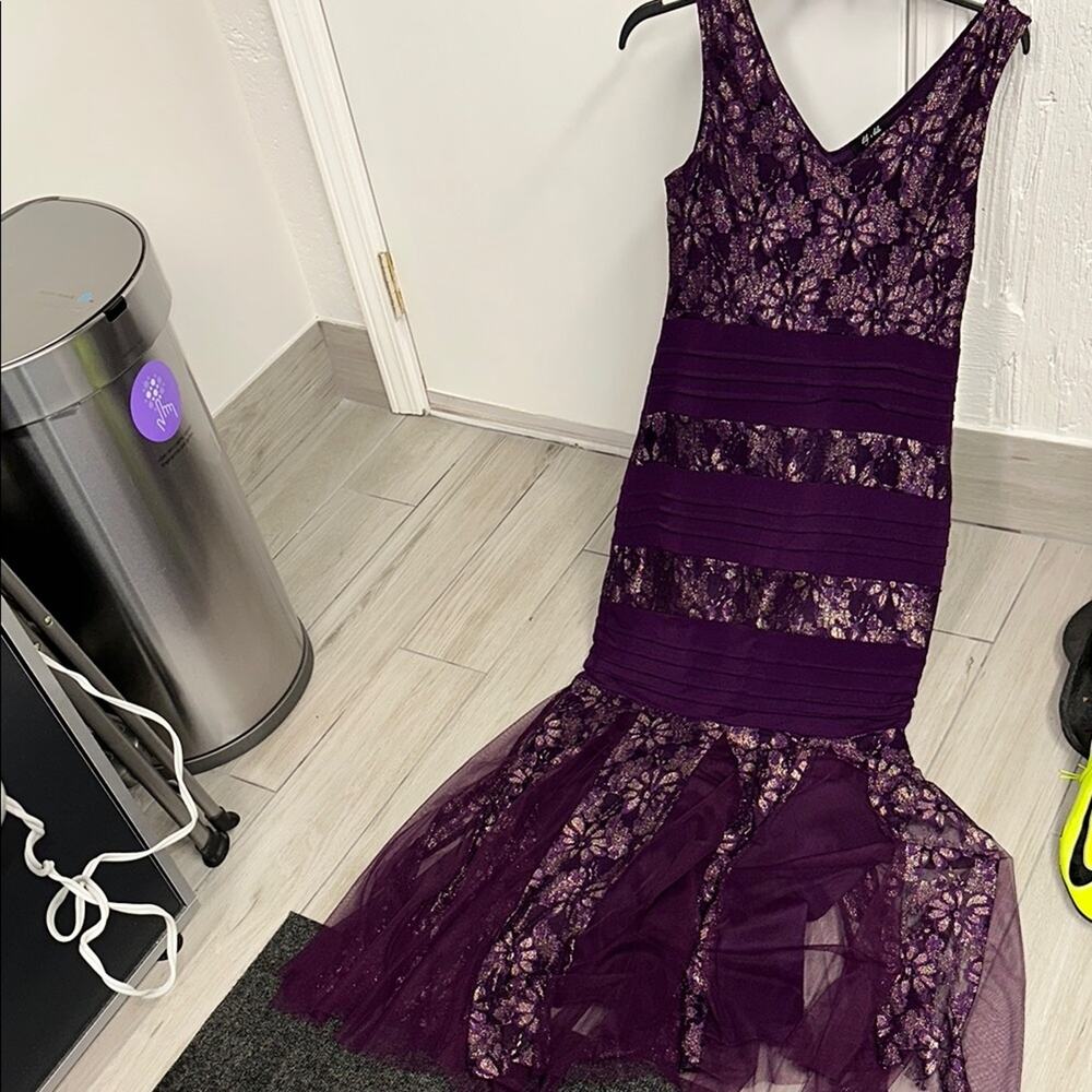 Lily & Lola Purple V-Neck Sleeveless Prom Gown - size small
